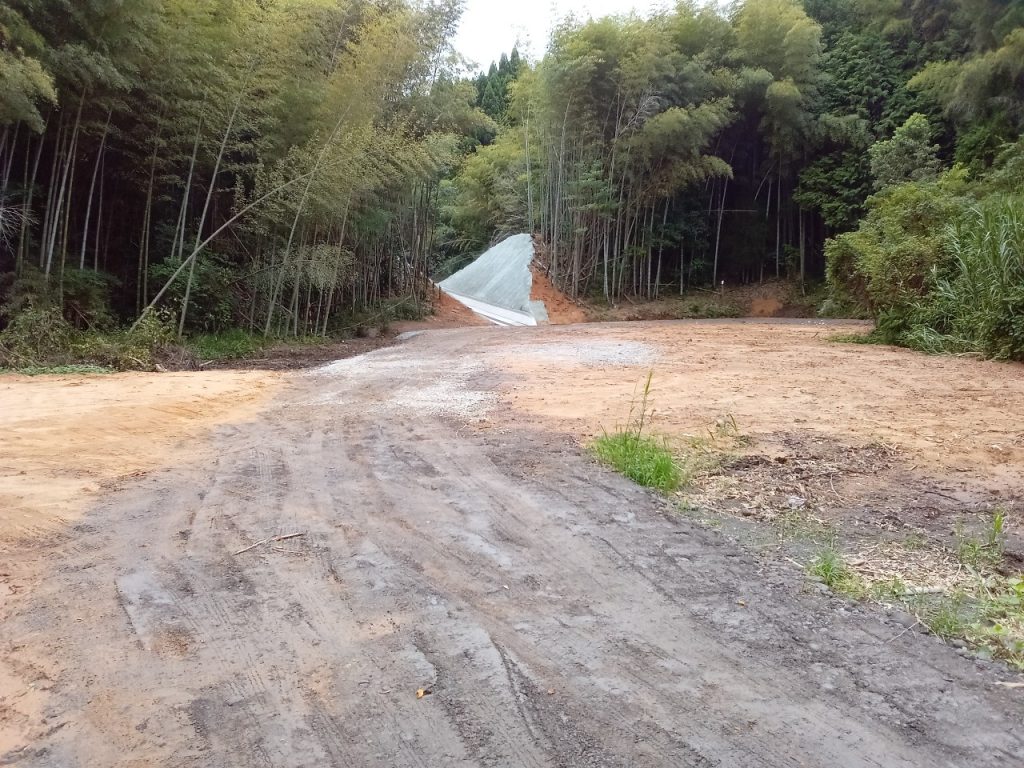農業水路等長寿命化・防災減災事業　瀬谷ため池廃止工事の施工写真