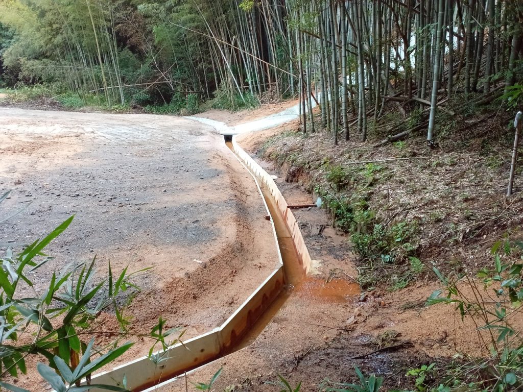 農業水路等長寿命化・防災減災事業　瀬谷ため池廃止工事の施工写真